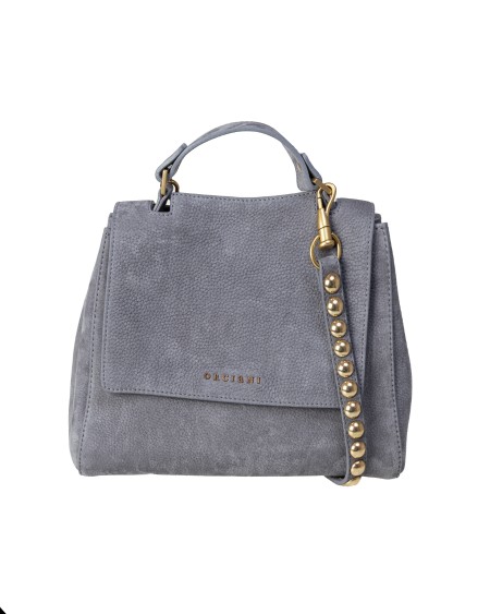 Shop ORCIANI  Borsa: Orciani borsa Sveva Piccola.
Tracolla rimovibile, borchiata.
Apertura a scomparsa.
Dimensioni: Larghezza: 26 cm / Altezza: 20 cm / Profondità: 13 cm.
Tre tasche interne, di cui una con zip.
Chiusura con patta con bottone magnetico.
Tracolla rimovibile con borchie, tracolla di servizio regolabile.
Finitura ottone dorato.
Composizione: 100% Pelle.
Fabbricato in Italia.. B01999 NBB-G